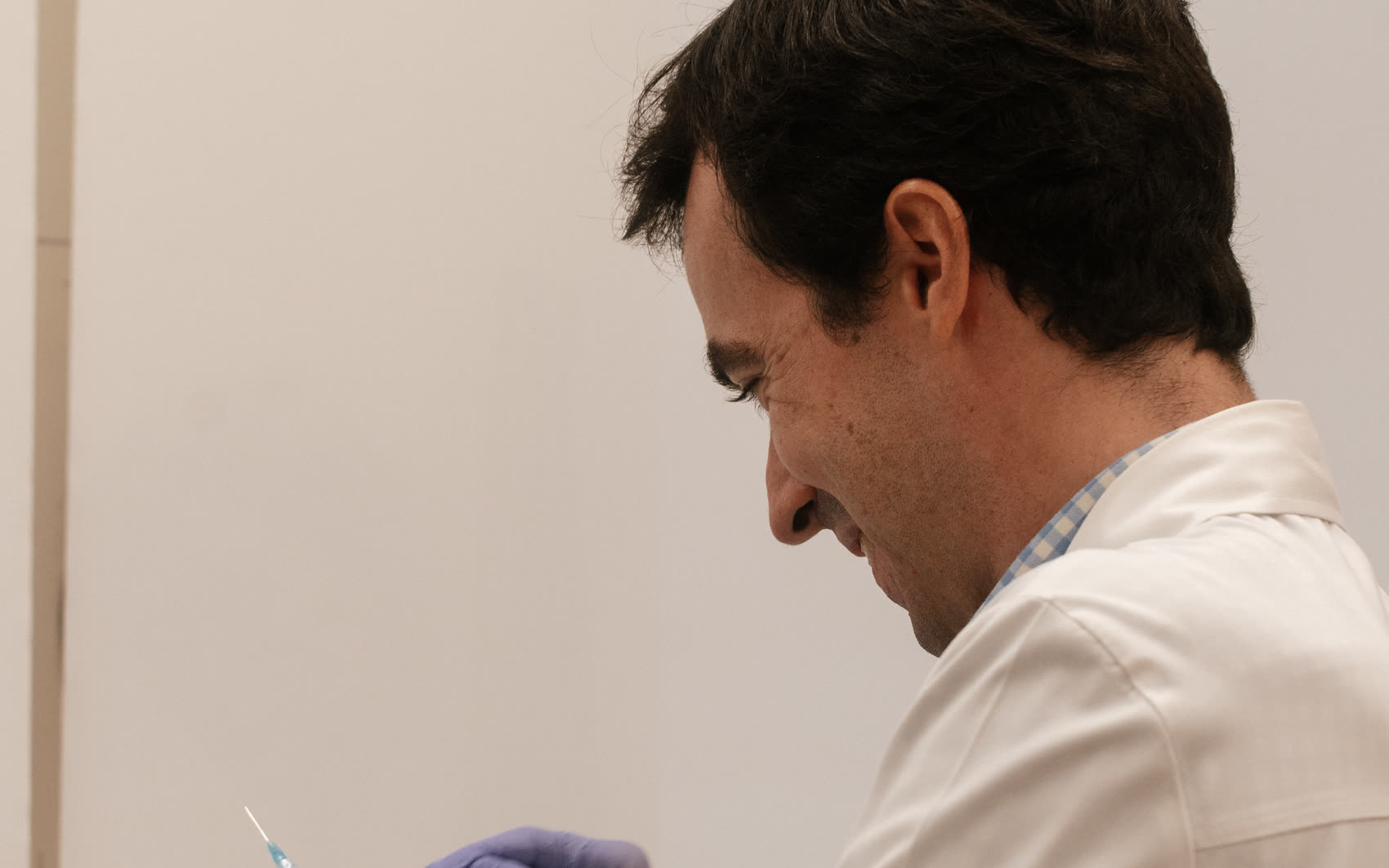 Dr. Diogo Cruz a preparar um procedimento